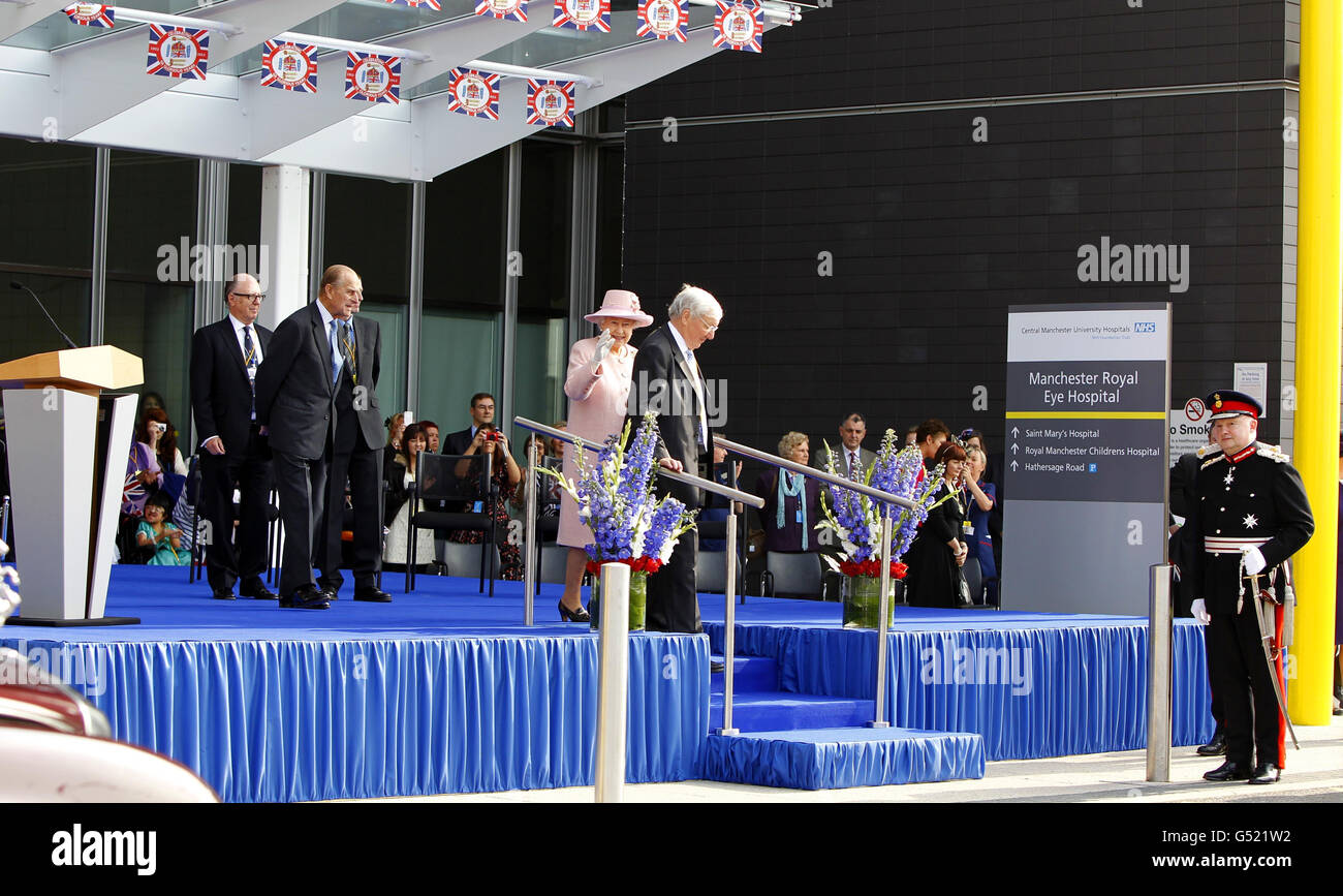 La regina Elisabetta II e il duca di Edimburgo (seconda a sinistra) arrivano al Royal Eye Hospital, Manchester, per una visita. Foto Stock