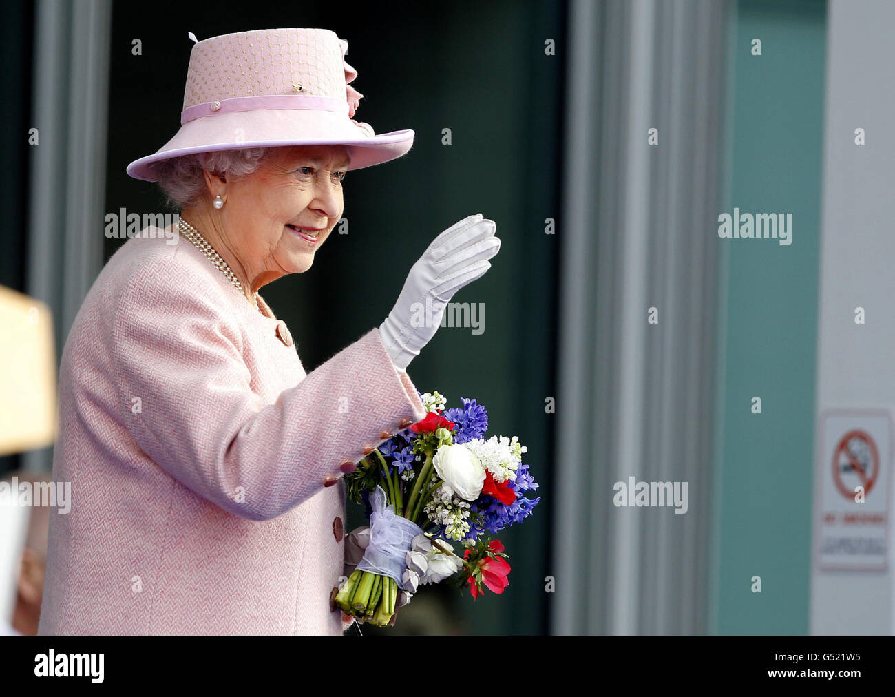 La regina Elisabetta II arriva al Royal Eye Hospital di Manchester per una visita. Foto Stock