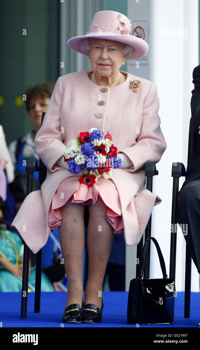 La regina Elisabetta II arriva al Royal Eye Hospital di Manchester per una visita. Foto Stock