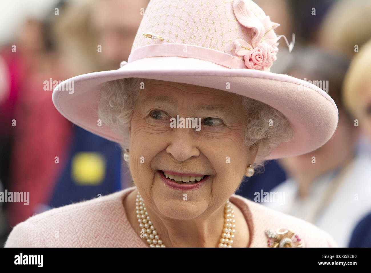 La Regina Elisabetta II durante l'apertura ufficiale del Royal Manchester Children's Hospital, del Manchester Royal Eye Hospital, del Saint Mary's Hospital e di una nuova ala all'infermeria reale di Manchester, dove incontra anche personale e pazienti e ascolta un lavoro musicale appositamente commissionato. Foto Stock