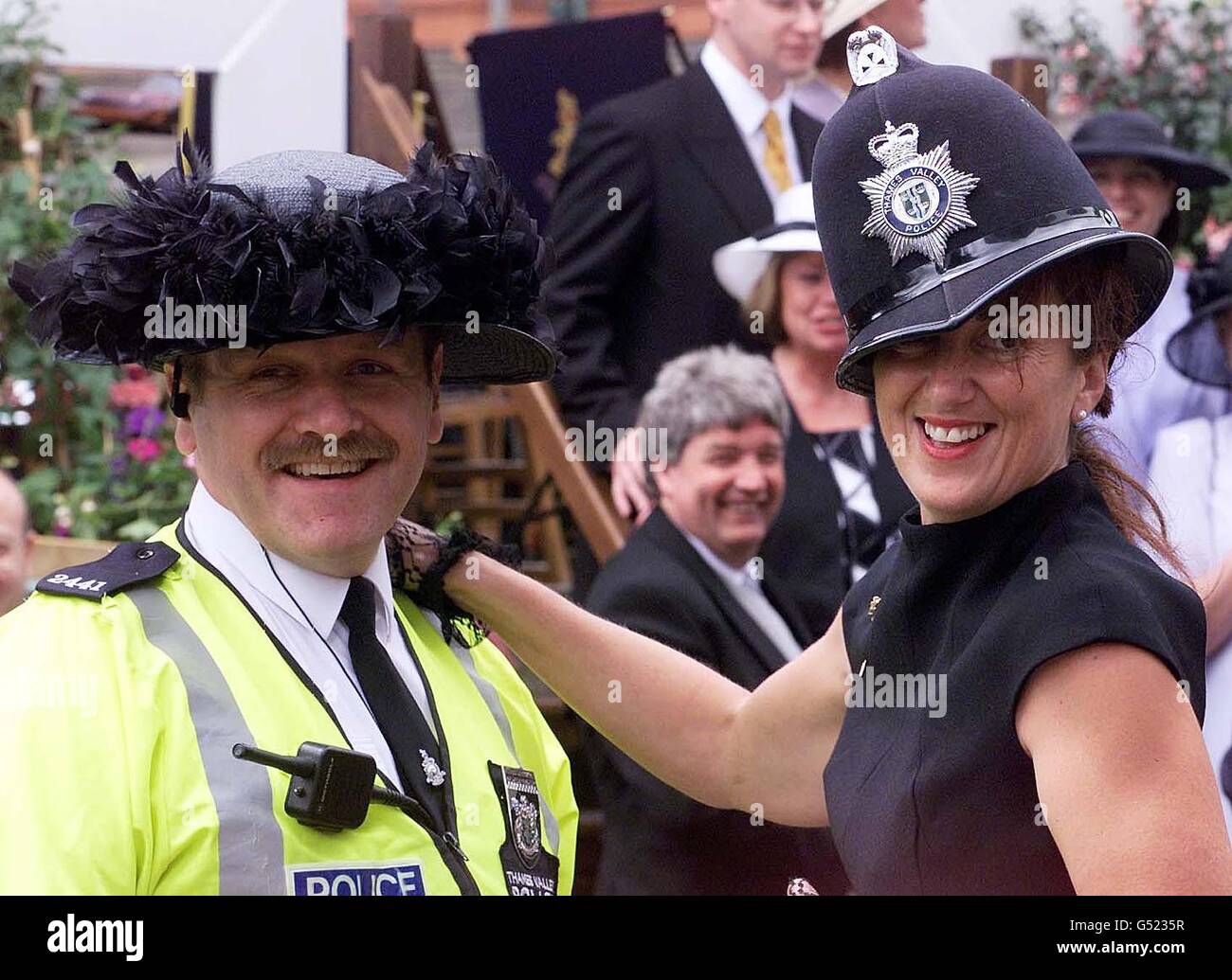 Il Constable Luigi Sartorel di Maidenhead cova i cappelli con Debbie Spencer-Breez al Royal Ascot. Foto Stock