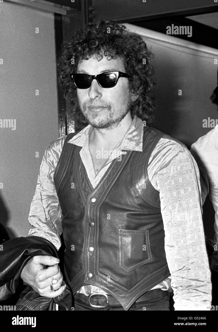 Il cantante folk Bob Dylan arriva all'aeroporto di Heathrow, per un concerto all'Earls Court di Londra. Foto Stock