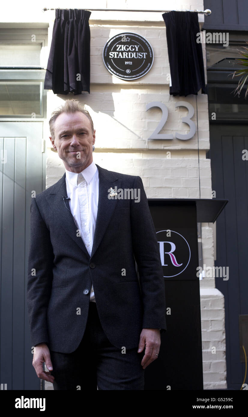 Gary Kemp svela la targa commemorativa della Crown Estate per l'iconica creazione di David Bowie, Ziggy Stardust, a Heddon Street, Londra, che segna il 40° anniversario dell'album, l'ascesa e la caduta di Ziggy Stardust e dei ragni di Marte, dove è stata scattata la fotografia sulla copertina anteriore. Foto Stock