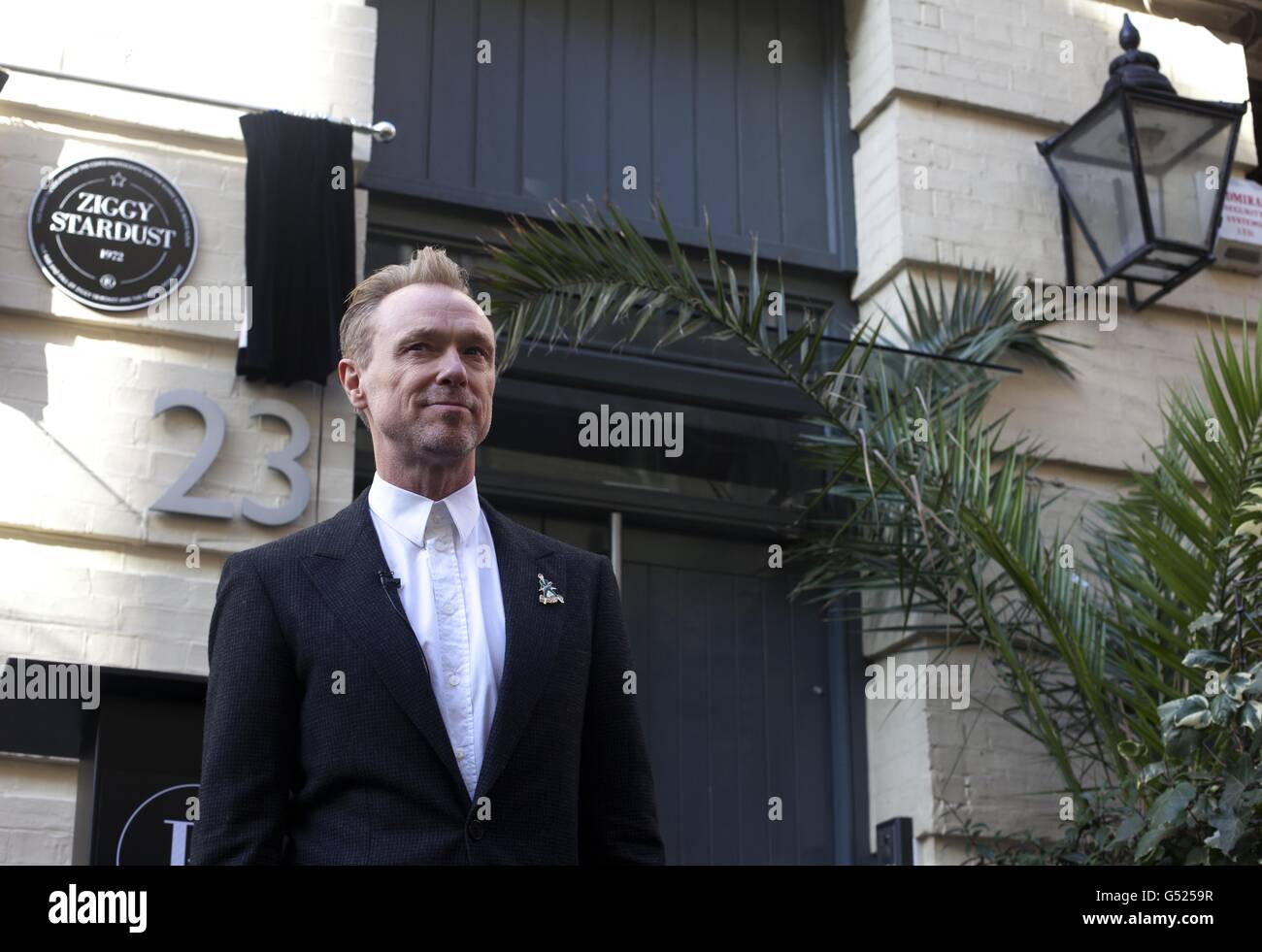 Gary Kemp svela la targa commemorativa della Crown Estate per l'iconica creazione di David Bowie, Ziggy Stardust, a Heddon Street, Londra, che segna il 40° anniversario dell'album, l'ascesa e la caduta di Ziggy Stardust e dei ragni di Marte, dove è stata scattata la fotografia sulla copertina anteriore. Foto Stock