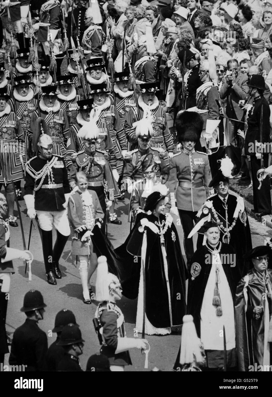 La regina Elisabetta II e il duca di Edimburgo arrivano alla Cappella di San Giorgio, il castello di Windsor per il servizio Garter. Foto Stock