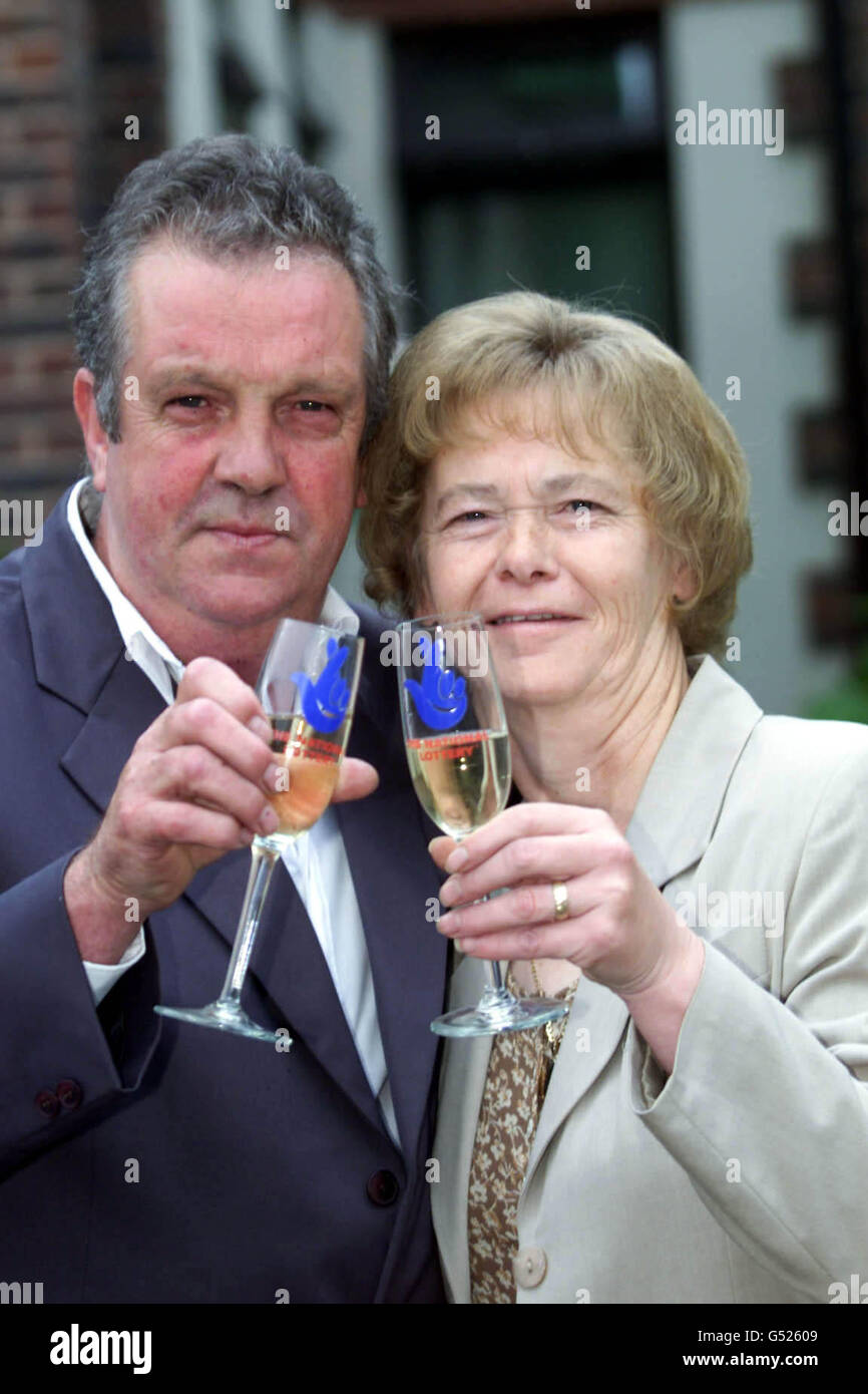 I vincitori della lotteria Malcolm e Valerie Mackrill, una signora del tè che ha vinto 3.8 milioni nella lotteria nazionale di metà settimana, celebrando la loro vittoria con un bicchiere di champagne vicino alla loro casa a Crayford, a sud-est di Londra. Foto Stock