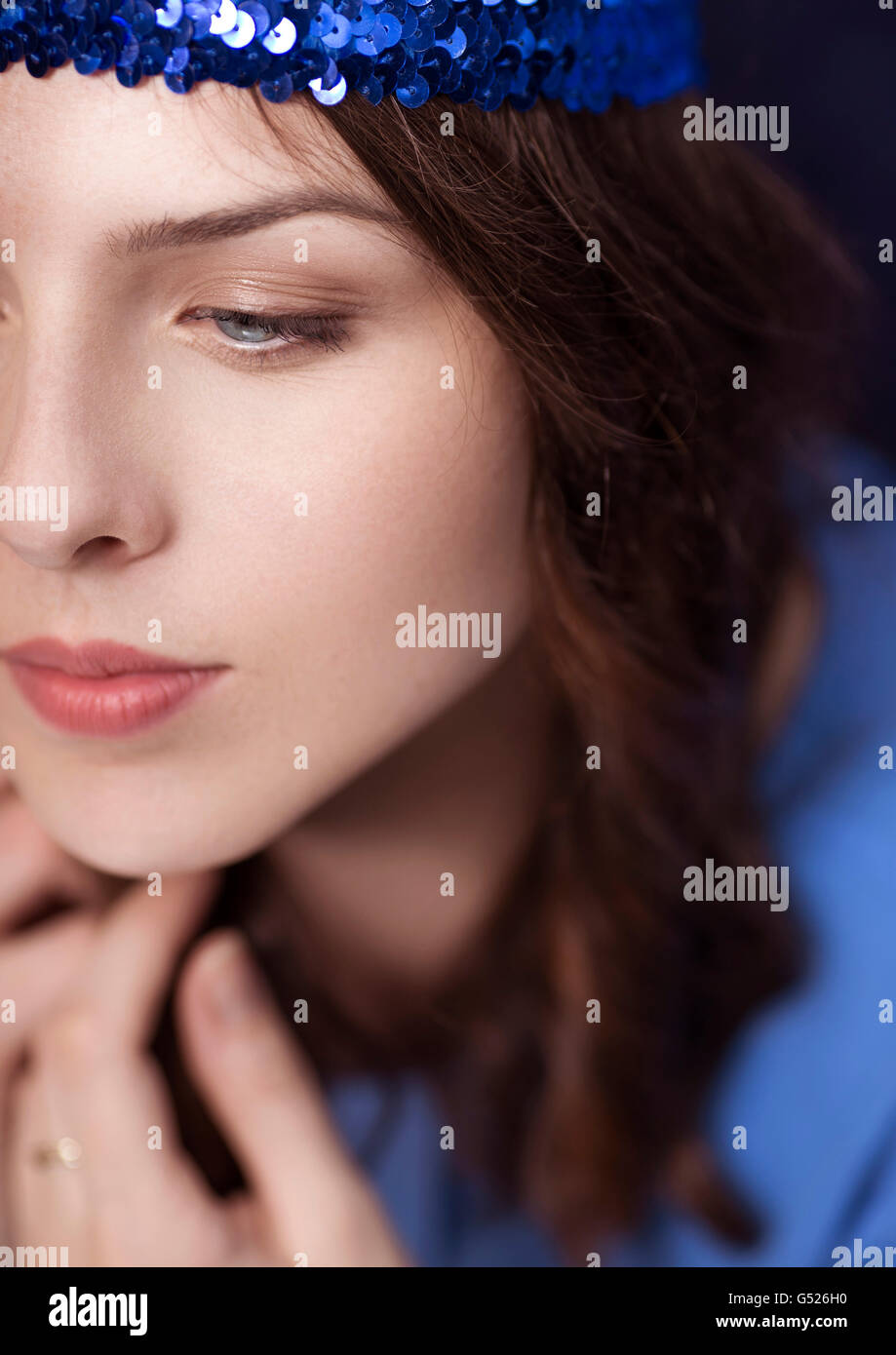 Closeup ritratto di una ragazza con glittery blue ribbon Foto Stock