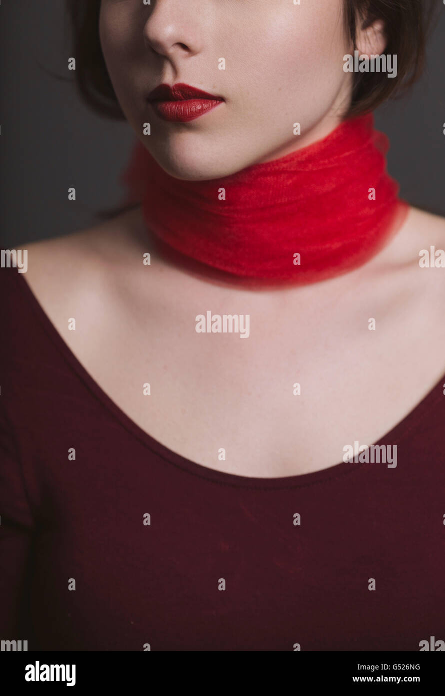 Closeup ritratto di una giovane donna con un nastro rosso attorno al collo Foto Stock
