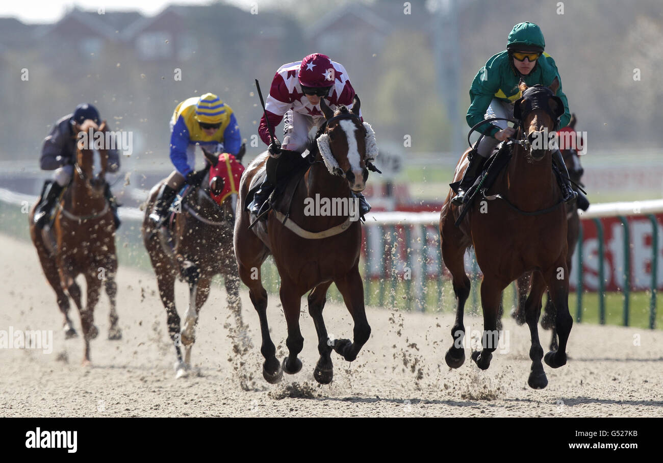 Gin Twist (verde) guidato da Richard Kingscote viene a casa Vinci la grande partita alla vendita di pali Rileys Dal secondo posto El McGlynn guidato da Luke Morris (a sinistra) Foto Stock