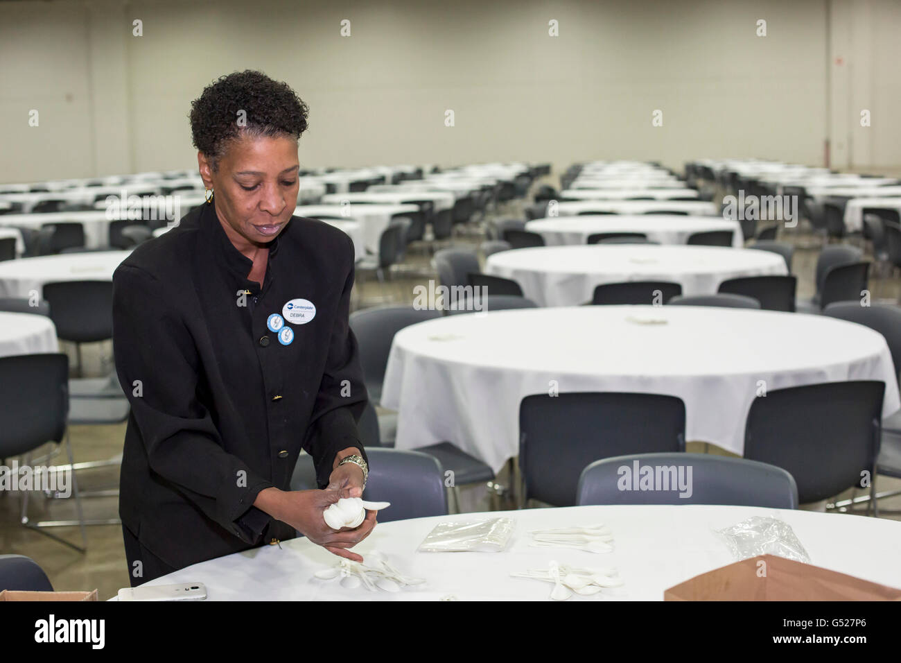 Detroit, Michigan - un lavoratore prepara le tabelle per un pasto al Centro di Cobo. Foto Stock