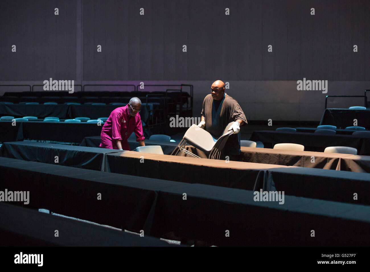 Detroit, Michigan - i lavoratori a prepararsi per una convenzione del servizio dipendenti Unione internazionale al centro di Cobo. Foto Stock