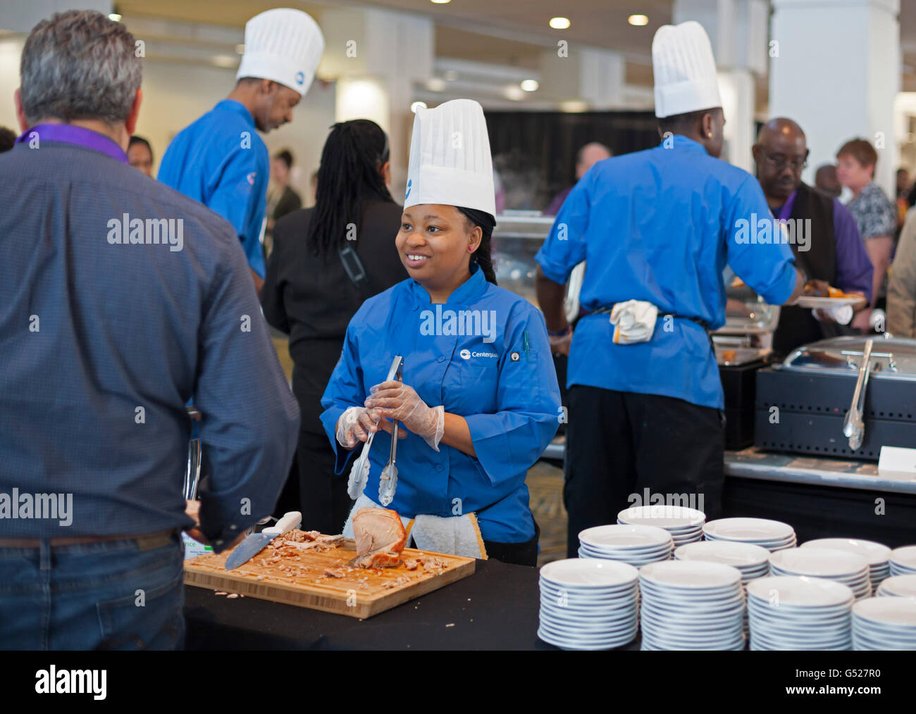 Detroit, Michigan - Lavoratori servono la cena durante una convenzione del servizio dipendenti Unione internazionale al centro di Cobo. Foto Stock