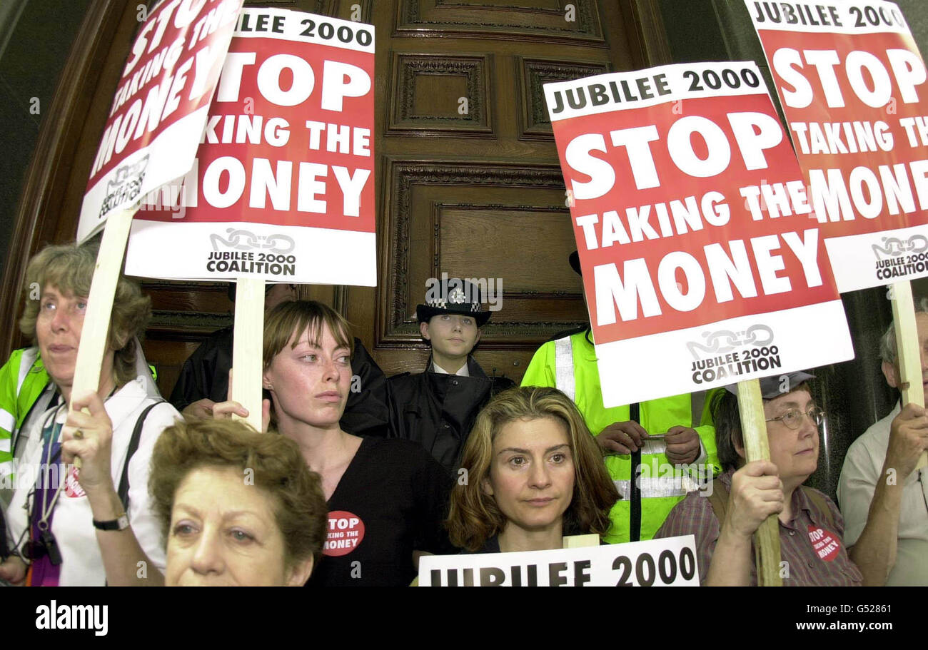 Gli attivisti del Giubileo 2000, sperando di costringere i paesi più ricchi del mondo a cancellare il denaro dovuto da alcuni dei più poveri, protestano al di fuori del Tesoro a Whitehall, Londra. * .... Il clero di spicco si unì agli attivisti e si incatenò sui passi della costruzione finanziaria a Whitehall come parte della lotta della coalizione giubilare del 2000 contro il debito mondiale. L'organizzazione, che è una coalizione di circa 100 gruppi tra cui sindacati, organi religiosi e agenzie di aiuto, ha preso di mira i passi del Tesoro, come il suo direttore, Ann Pettifor, ha cercato di consegnare una libbra simbolica di carne ai funzionari. Foto Stock
