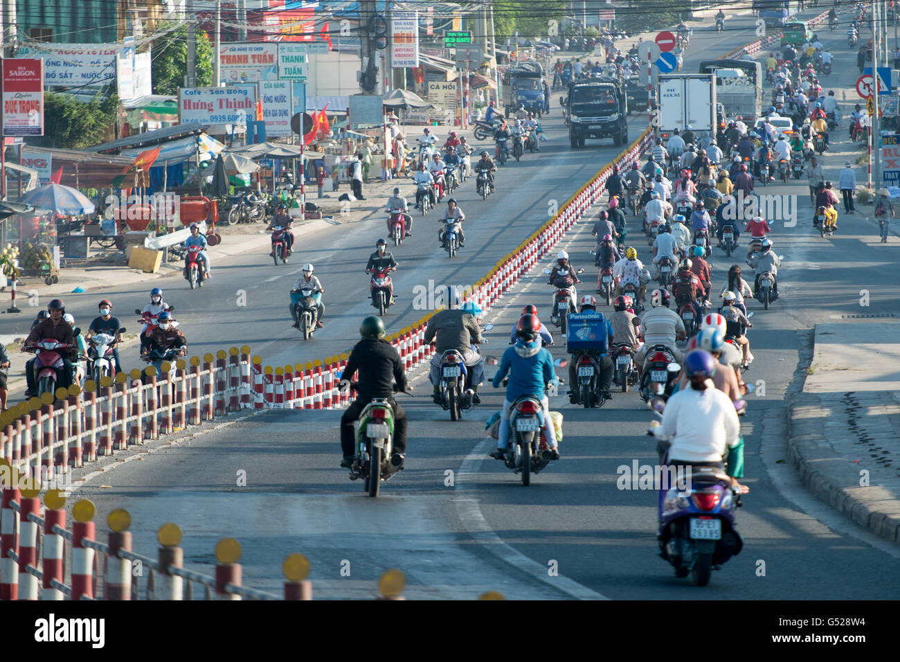 Occupato in moto il traffico in Vietnam Foto Stock