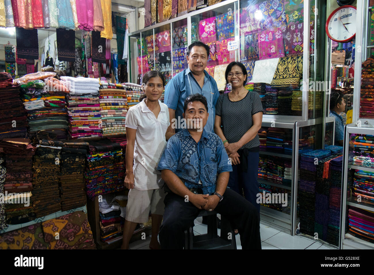 Gli addetti alle vendite di un sarong mercato vicino a Ubud a Bali Foto Stock