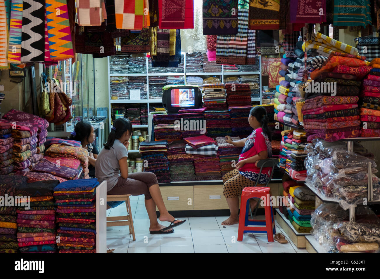 Gli addetti alle vendite di un sarong mercato vicino a Ubud a Bali Foto Stock
