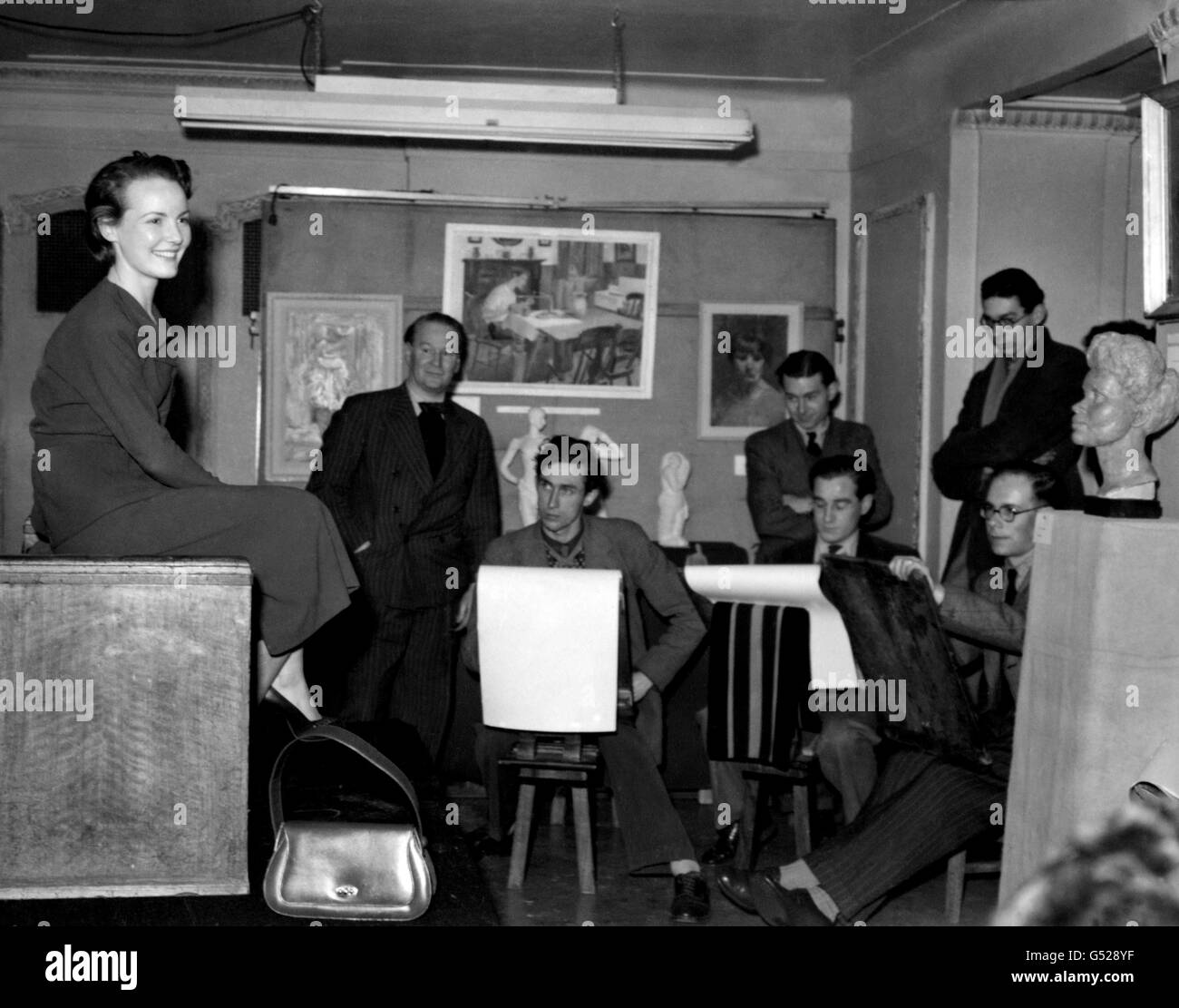 La star del cinema e della radio Petula Clark pone per il sud di Londra studenti d'arte dopo l'apertura di una mostra del loro lavoro a. Cinema Trocadero di Londra Foto Stock