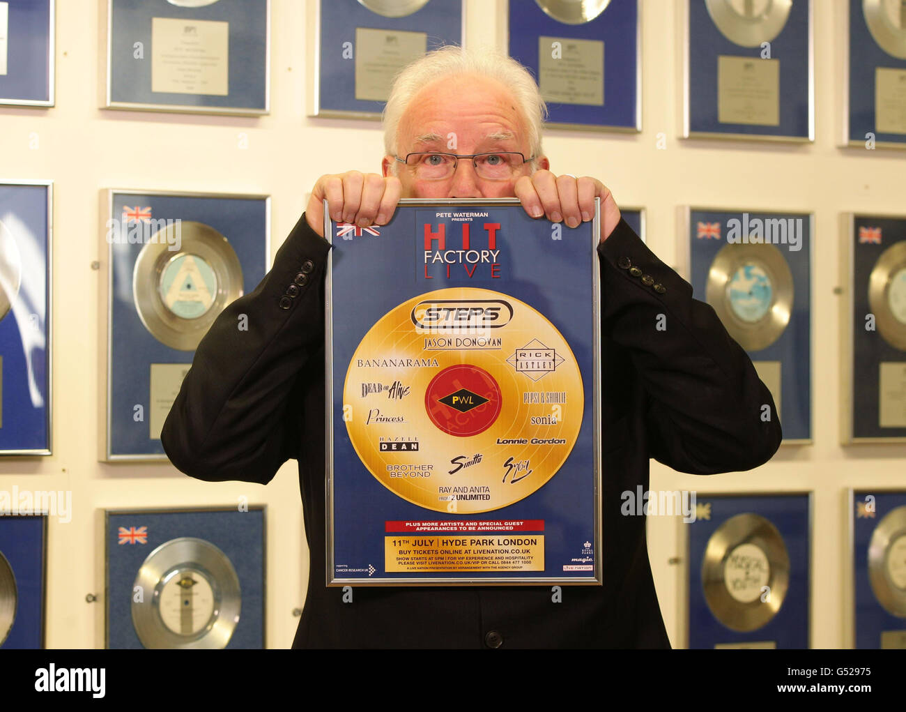 Pete Waterman presenta un poster alla County Hall di Londra durante un annuncio per il prossimo concerto 'Hit Factory Live'. Foto Stock