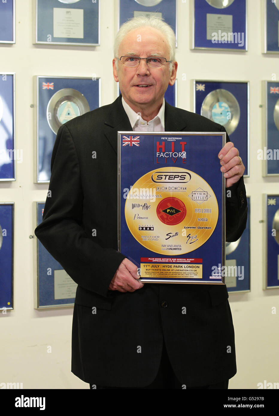 Pete Waterman presenta un poster alla County Hall di Londra durante un annuncio per il prossimo concerto 'Hit Factory Live'. Foto Stock