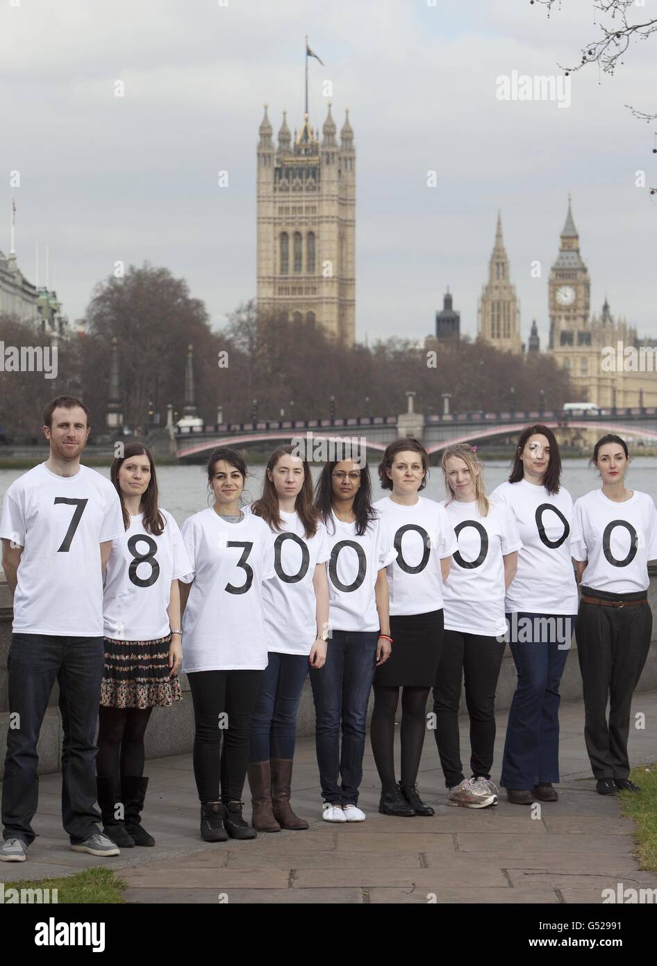 Il personale di WaterAid si trova di fronte alle Camere del Parlamento, Londra, in quanto mettono in evidenza i 783 milioni di persone che ancora vivono senza acqua potabile in vista della Giornata mondiale dell'acqua di questo giovedì. Foto Stock