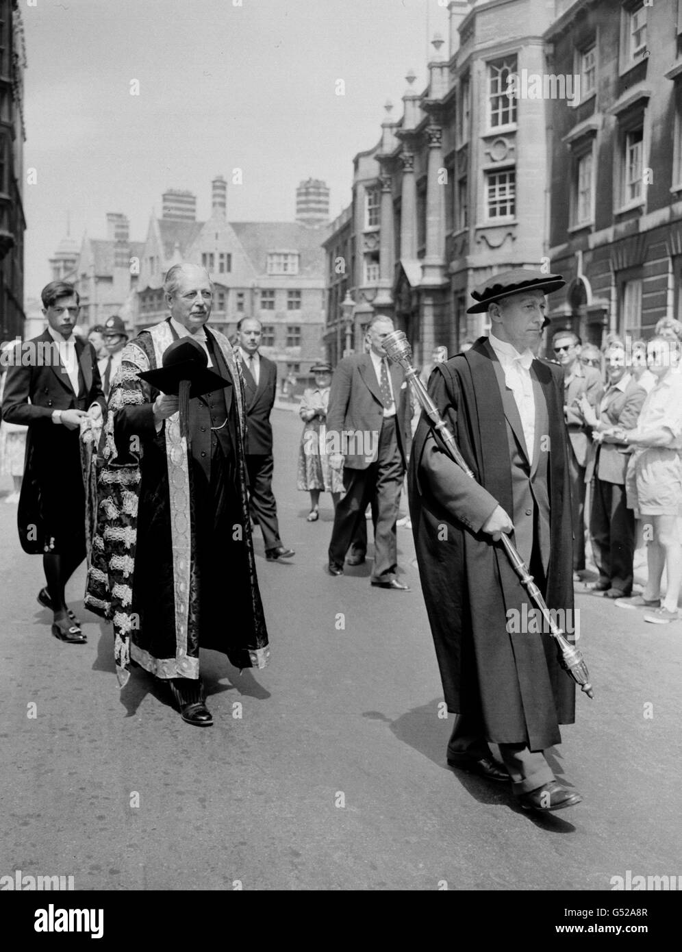 Il primo Ministro harold MacMillan indossa le vestaglie del Cancelliere dell'Università di Oxford, raffigurato dopo aver presieduto Encaenia, la più elaborata delle cerimonie di Oxford, alle quali l'Università conferisce diplomi onorari a illustri visitatori. Foto Stock