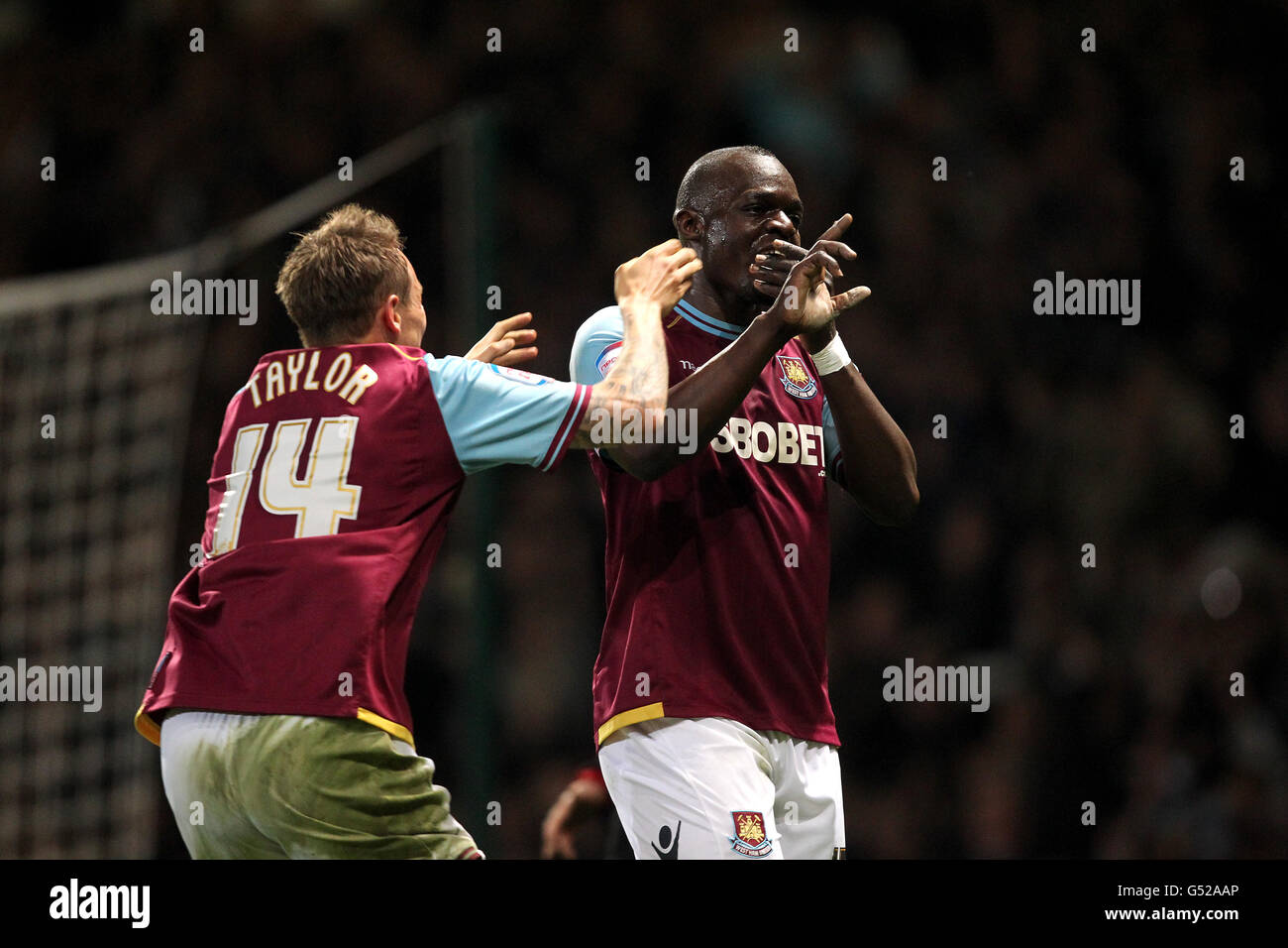 West Ham United's Abdoulaye Faye (centro) celebra l'apertura Obiettivo della partita con il compagno di squadra Matt Taylor Foto Stock