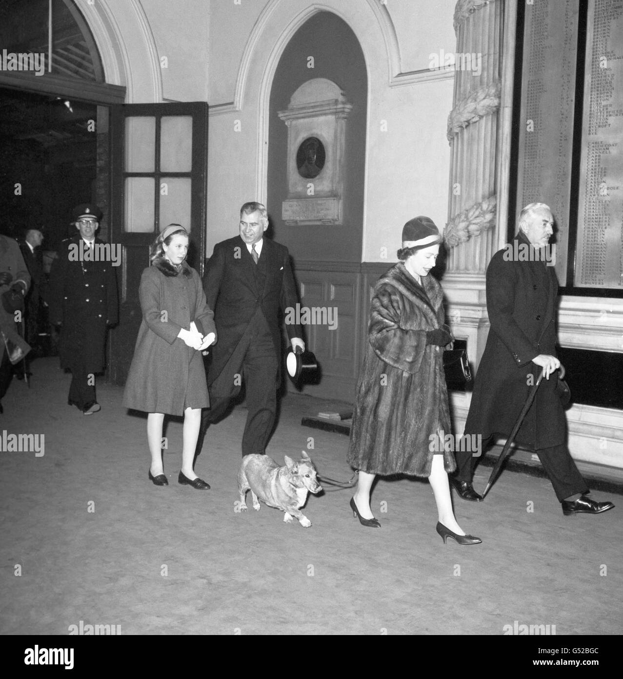 La regina Elisabetta II, seguita dalla figlia, la principessa Anne, alla stazione di Liverpool Street, Londra, prima di ritornare a Sandringham in treno. Foto Stock