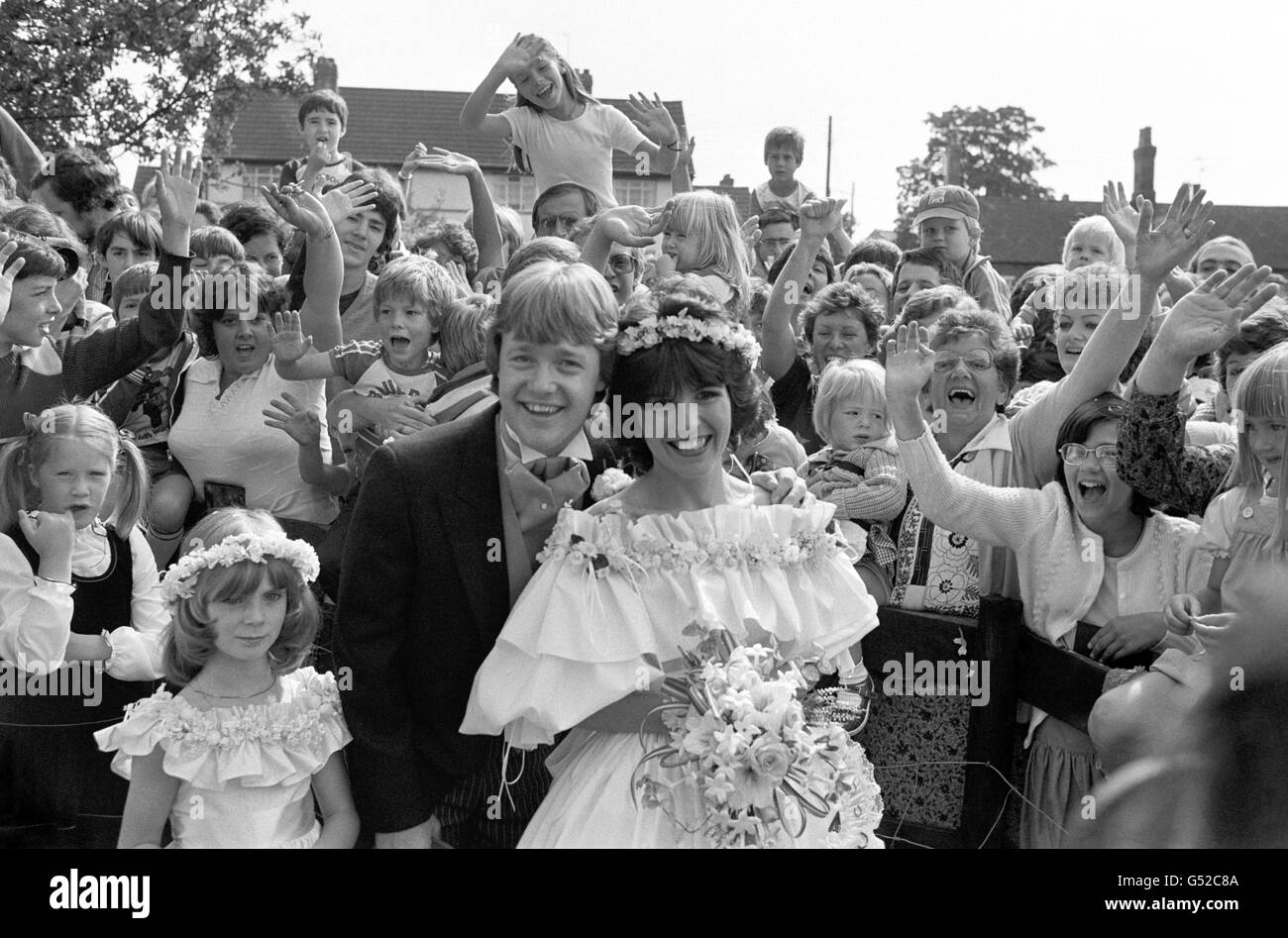 PA FOTO 4/9/1982 QUANDO I BAMBINI SHOW TV, SWAP SHOP PRESENTATORI, KEITH CHEGWIN, MER MAGGIE PHILBIN, PRESSO LA CHIESA PARROCCHIALE NEL VILLAGGIO DI LITTLE STRETTON, VICINO OADBY, LEICSTERSHIRE, * L'INTERO VILLAGGIO SI È RIVELATO DI AUGURARLI BENE. L'ATTENDENTE NUZIALE DI SETTE ANNI È LA SORELLA DELLA SPOSA NICKY. Foto Stock