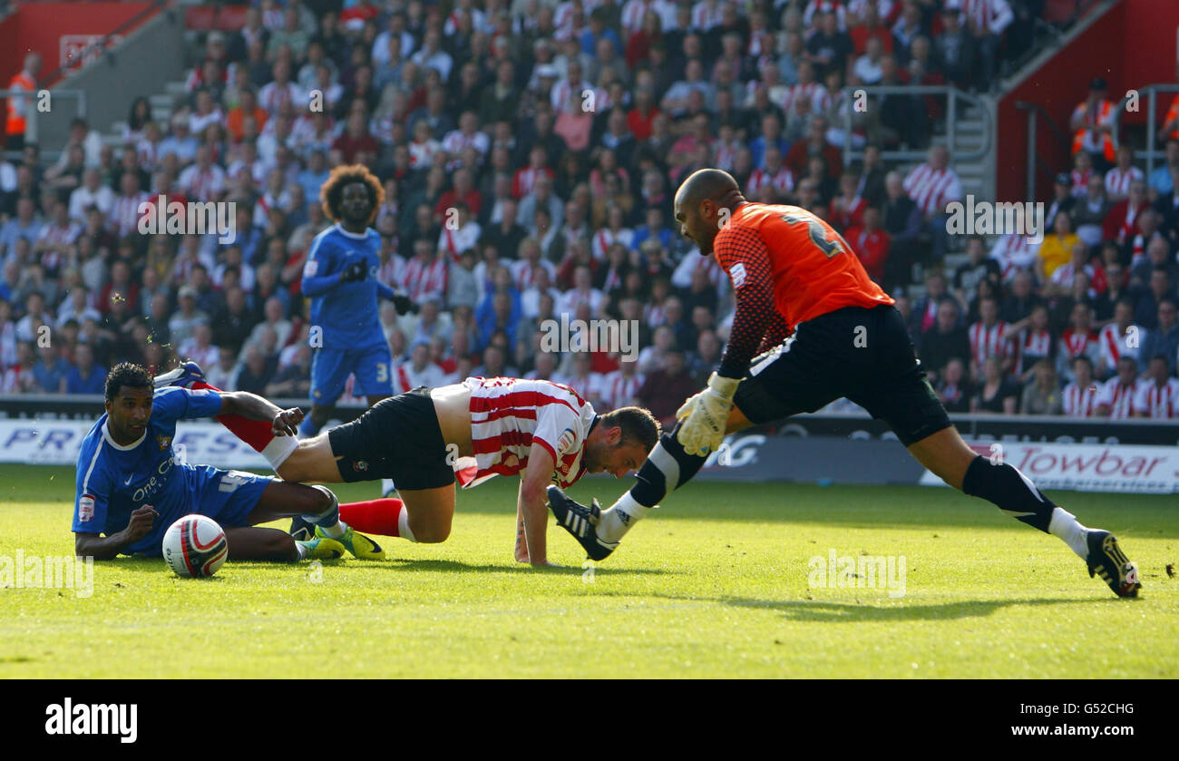 Rickie Lambert di Southampton (centro) in azione contro l'Habib Beye di Doncaster (a sinistra) durante la partita del campionato di potenza al St Mary's Stadium di Southampton. Foto Stock