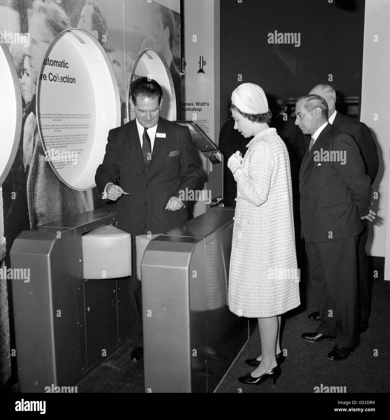 La Regina Elisabetta II guarda un cancello automatico dei biglietti - come usato in alcune stazioni della metropolitana di Londra - che viene mostrato alla mostra 'il giorno dell'Ingegnere' al Museo della Scienza di Londra. Foto Stock
