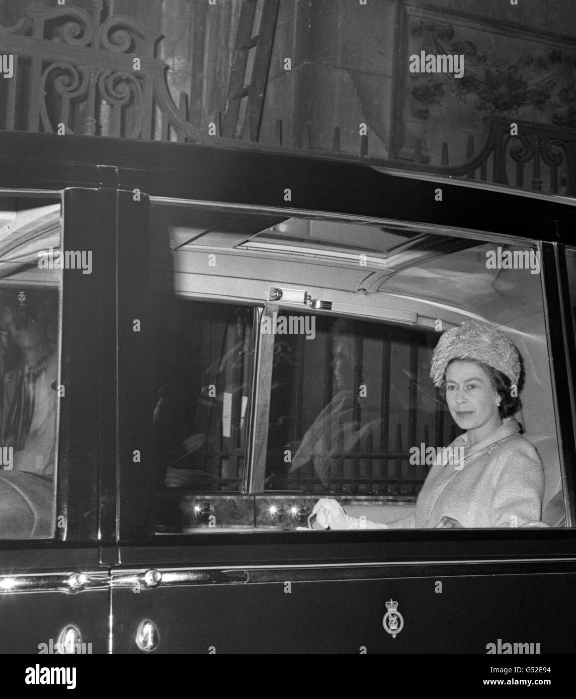 La Regina Elisabetta II arriva alla Victoria Station, Londra, per prendere il treno per Epsom, dove guarderà la corsa di Oaks. Foto Stock