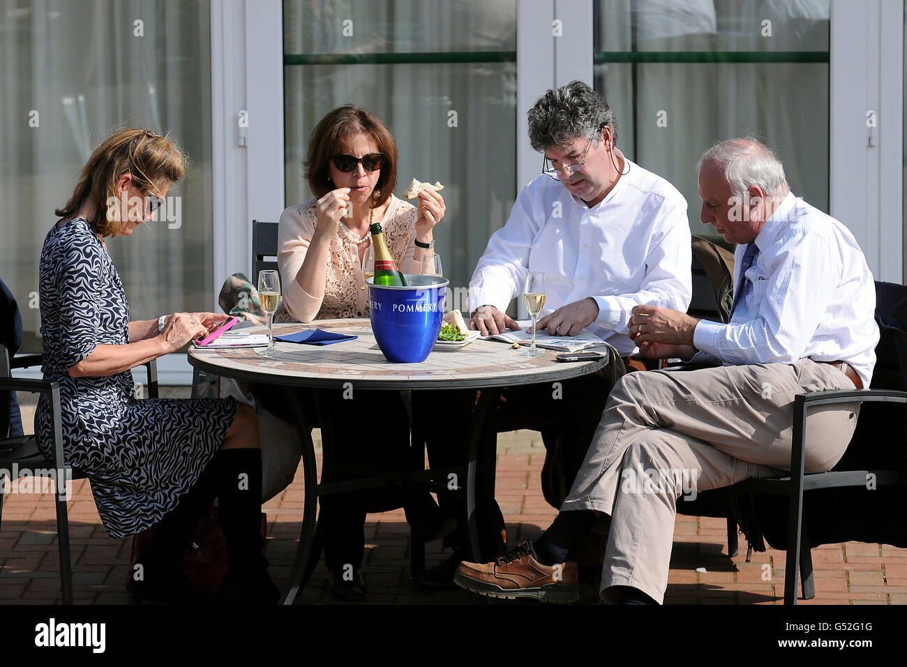 Corse di cavalli - giorno invernale di Derby - Lingfield Park. Racegoers immergiti nell'atmosfera durante il giorno invernale del Derby all'ippodromo di Lingfield Park Foto Stock