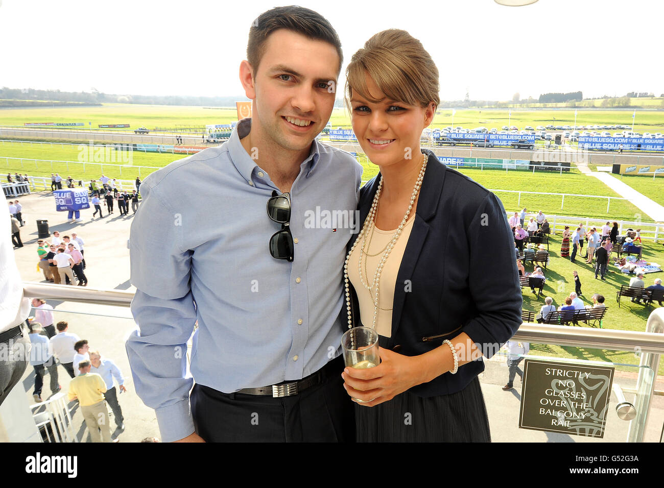 I corridori si immergersi nell'atmosfera durante il Winter Derby Day Al Lingfield Park Racecourse Foto Stock