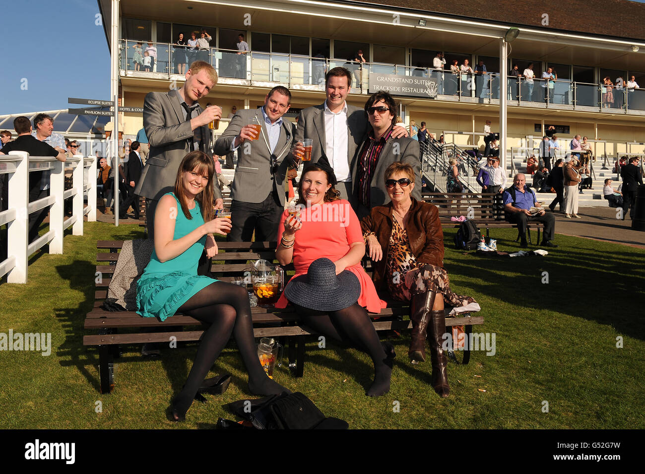 I corridori si immergersi nell'atmosfera durante il Winter Derby Day Al Lingfield Park Racecourse Foto Stock