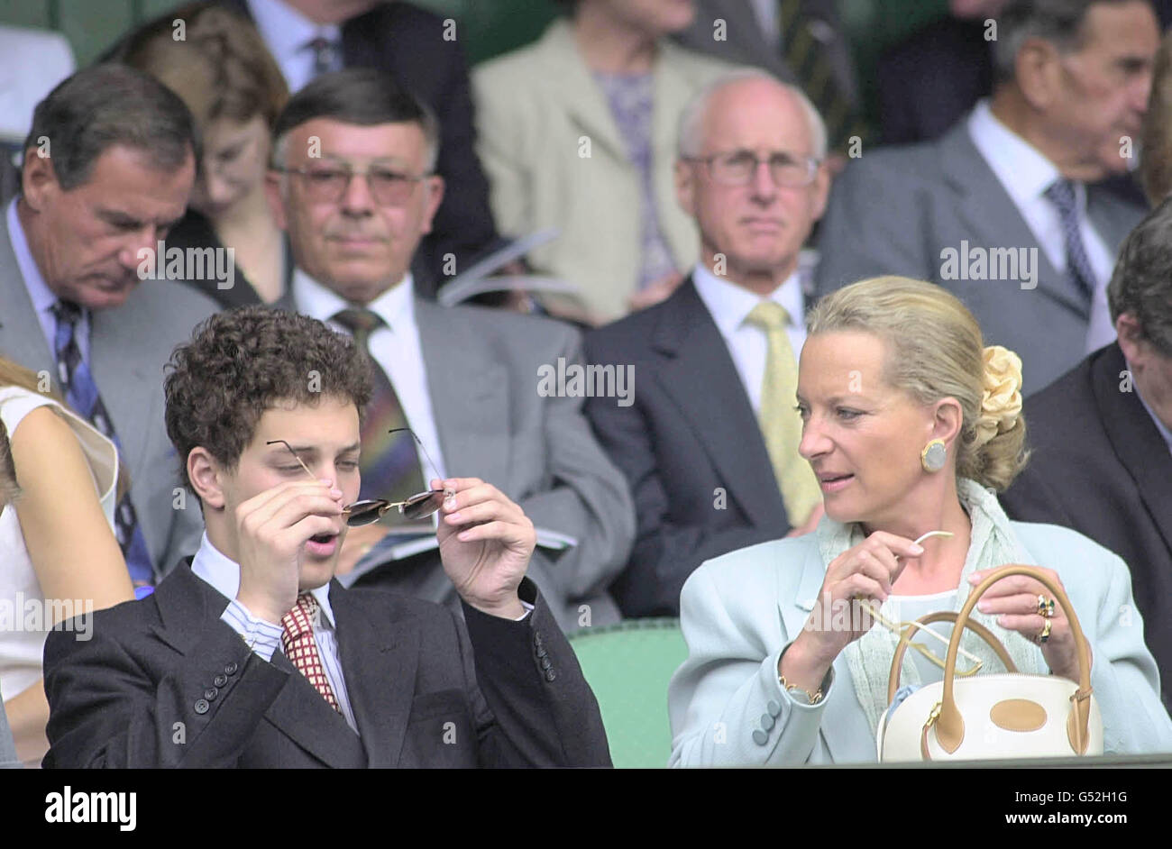 NESSUN USO COMMERCIALE: Lord Frederick Windsor e sua madre Principessa Michael di Kent nella Royal Box del centro di Wimbledon, dove hanno guardato Martina Hingis contro Venus Williams. Foto Stock