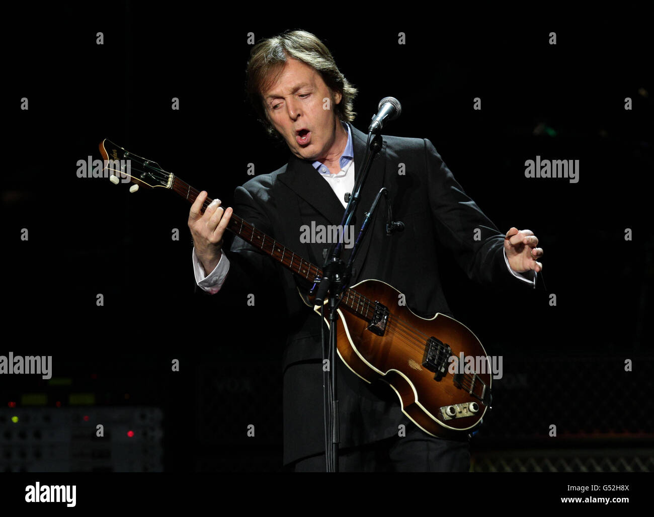 Sir Paul McCartney si esibisce in un concerto del Teenage Cancer Trust presso la Royal Albert Hall di Londra. Foto Stock