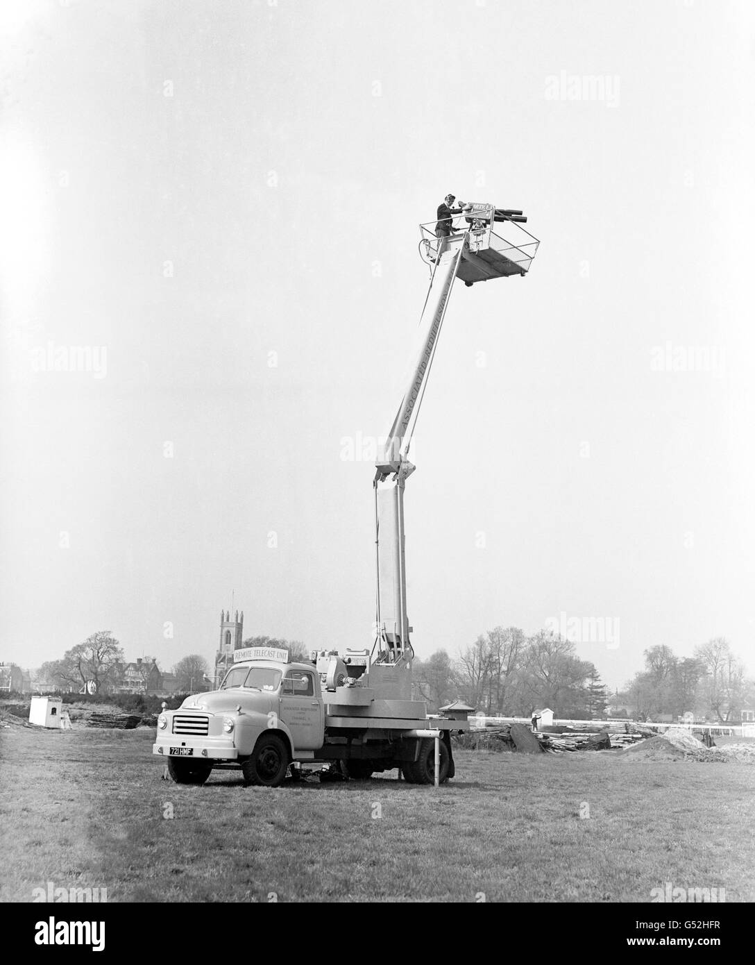"The Thing", una piattaforma idraulica mobile, che solleva una telecamera e il suo equipaggio ad altezze di almeno 40 piedi, in occasione delle gare di Hurst Park per la prima volta. Foto Stock