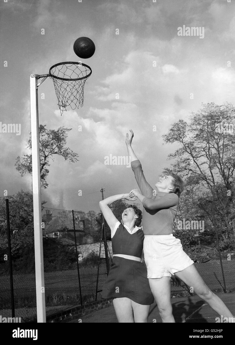 Il capitano della L.T.E Pat Hatfield ottiene la palla in rete nonostante un acrobatico tentativo di impedirla dal capitano degli Exiles, Eileen Burchett. Foto Stock