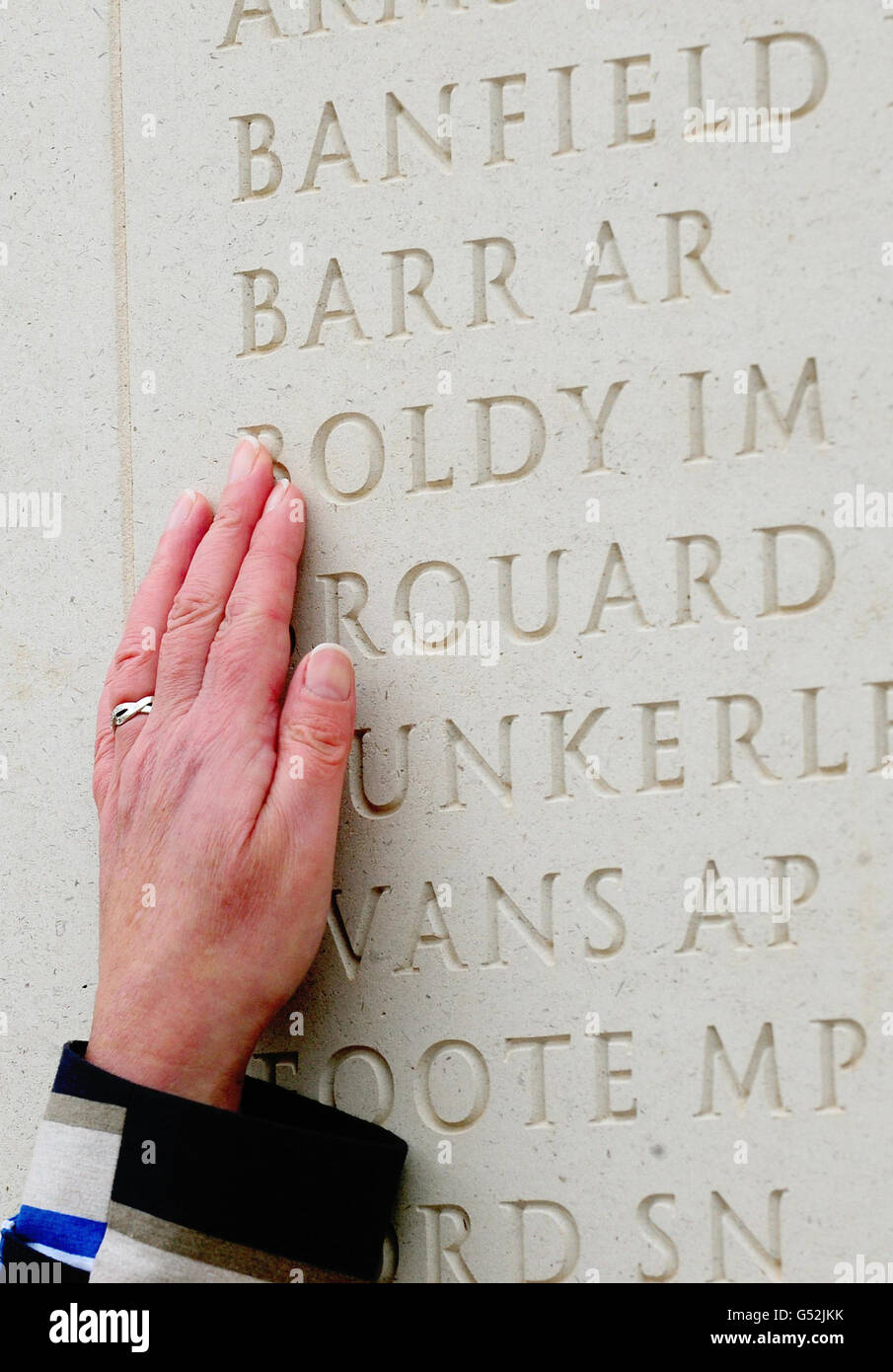 Margaret Allen tocca il nome del suo defunto marito, Able Seaman Iain Boldy, che è stato ucciso nell'attacco contro la HMS Argonaut nelle Falklands il 21 maggio 1982, al National Memorial Arboretum di Staffordshire, il 30° anniversario dell'invasione delle Falklands. Foto Stock