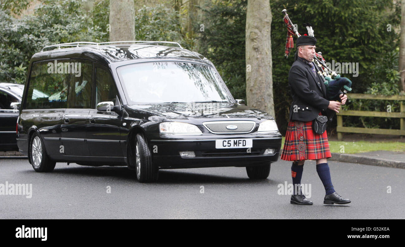 Il cuore che porta la bara dell'ex campione del mondo di freccette Jocky Wilson arriva a Kirkcaldy crematorio in Scozia, prima del suo funerale. Foto Stock
