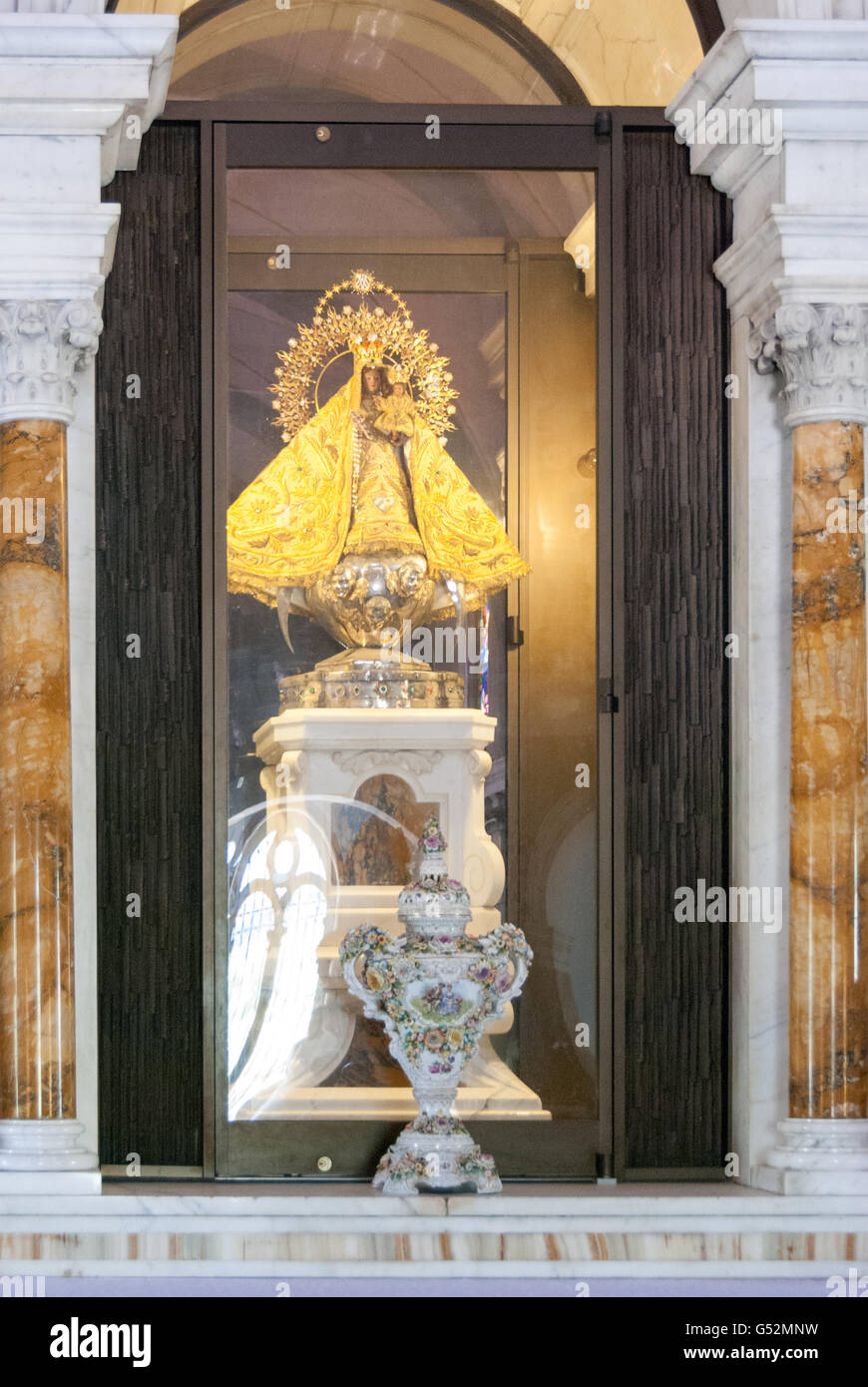 Cuba Santiago de Cuba, El Cobre, La Vergine misericordiosa di El Cobre (Virgen de la Caridad del Cobre) una figura sacra che è stata venerata fin dal 1613 Foto Stock