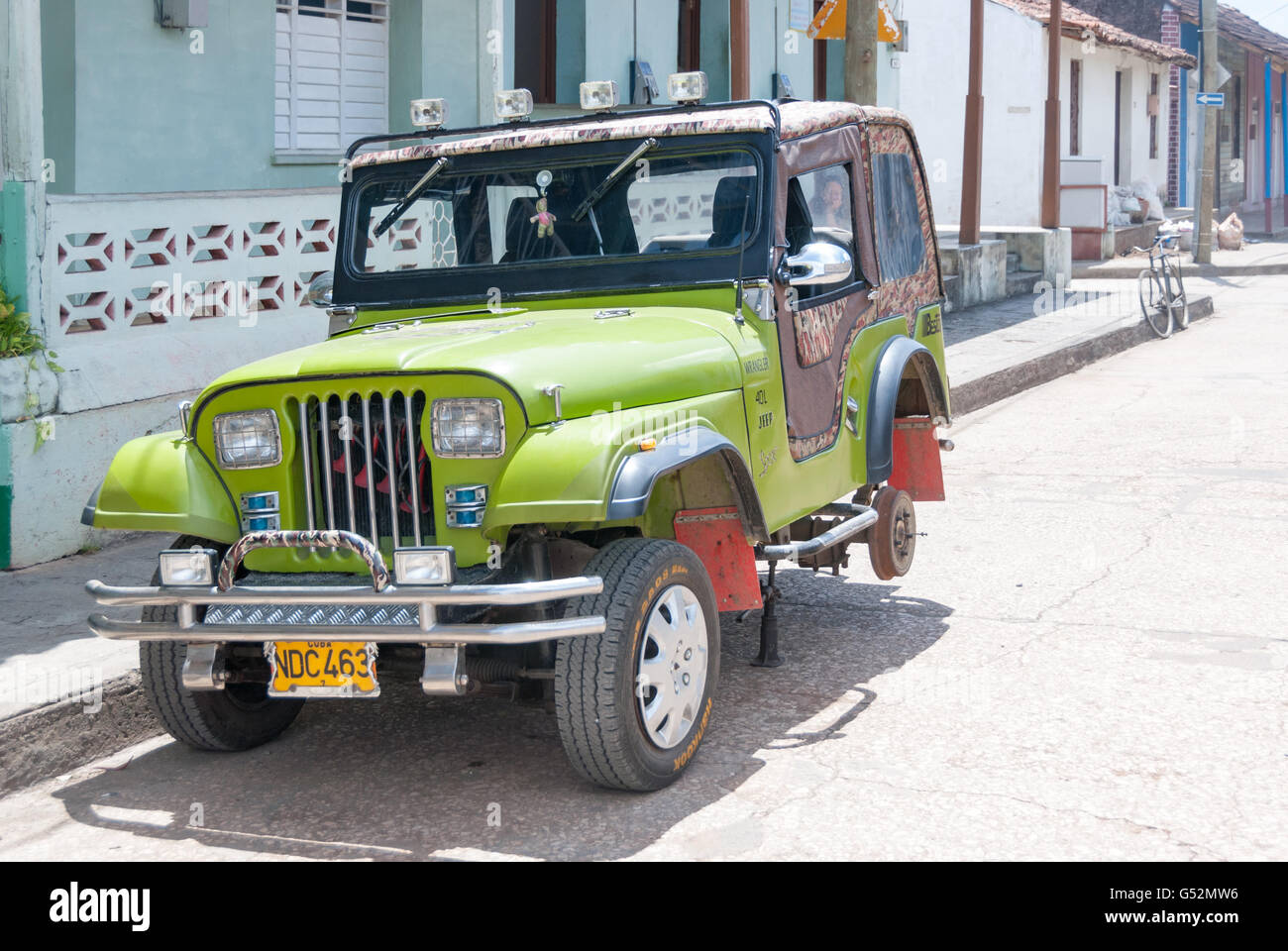 Cuba, a Guantánamo, Baracoa, Jeep con ruota mancante in Baracoa Foto Stock