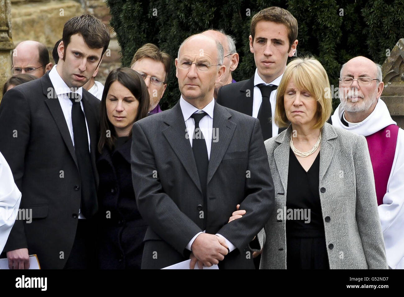 I familiari del reverendo John Suddards, 59 anni, trovarono sepolto a morte nel corridoio della sua casa a San Valentino&acirc;&Auml;s Day, guarda come la sua bara lascia St Mary's a Thornbury, Gloucestershire, dopo il suo funerale, che fu guidato dal vescovo di Gloucester, il destro don Michael Perham. Foto Stock