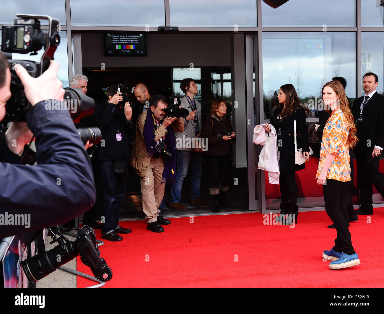 Bonnie Wright arriva alla grande apertura del Warner Brothers Studio Tour - The Making of Harry Potter, presso i Leavesdon Studios di Londra. Foto Stock
