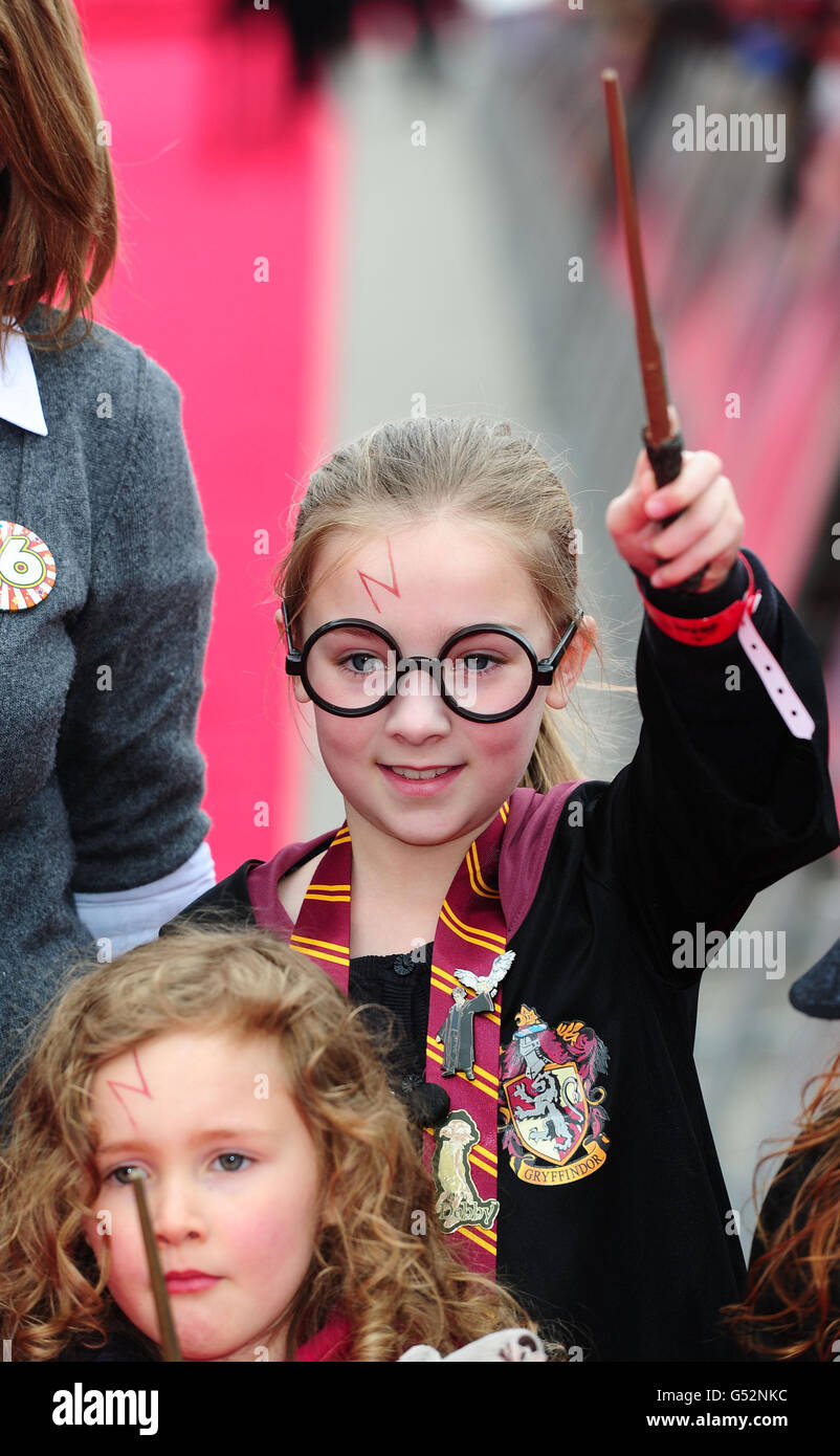 Fan di Harry Potter alla grande apertura del Warner Brothers Studio Tour - The Making of Harry Potter, presso i Leavesdon Studios di Londra. Foto Stock