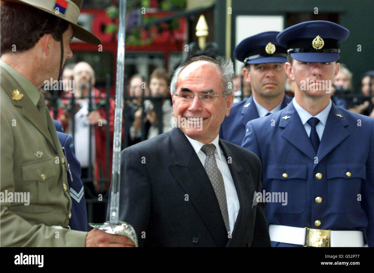 Il primo Ministro australiano, John Howard arriva all'Abbazia di Westminster per un servizio che segna il centenario dell'Australia moderna. Tra i 2,000 forti della congregazione vi erano molti leader politici australiani. Il servizio Abbey viene durante la settimana australiana a Londra, commemorando il centenario della Legge del Commonwealth of Australia. Foto Stock