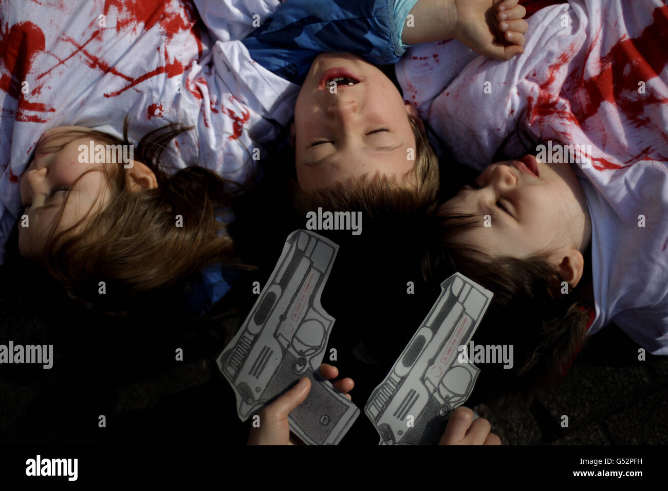 I volontari di Amnesty International vestiti come leader dei paesi del commercio di armi dei "sei grandi", Germania, Francia, Russia, Cina, Stati Uniti e Regno Unito, consegnano armi di cartone ai membri del pubblico su Dame Street di Dublino, Come il gruppo di campagna invita i governi a smettere di vendere armi ai dittatori e ai maltrattatori dei diritti umani. Foto Stock