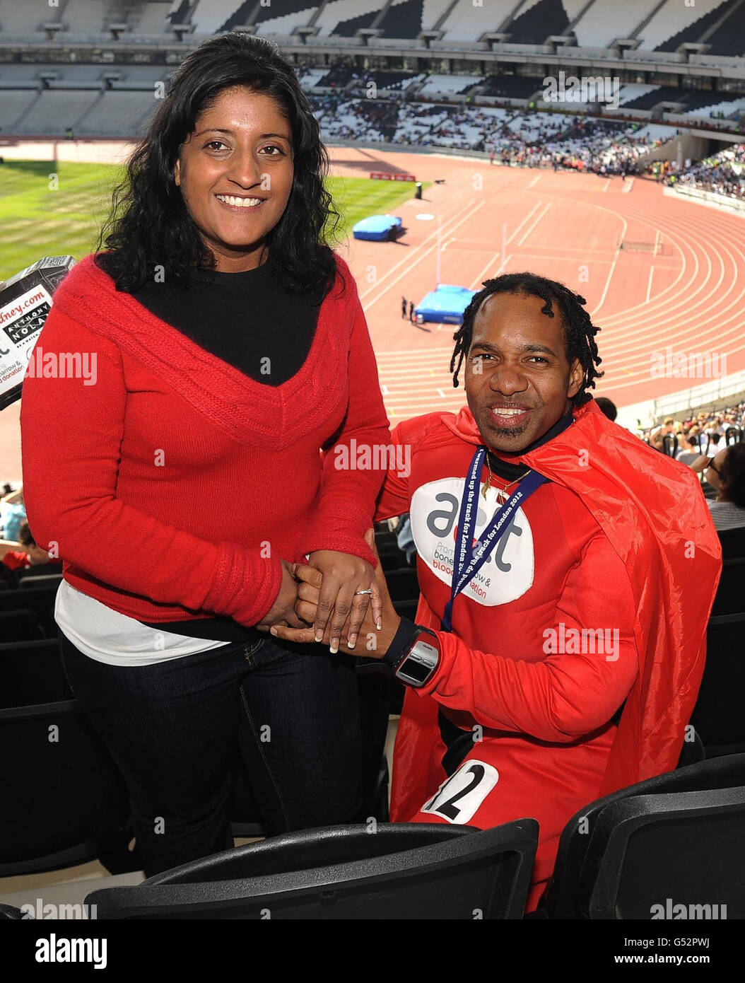 Wendell Raphael propone il matrimonio con la sua fidanzata Bindi Bhambra durante l'evento Gold Challenge allo Stadio Olimpico di Londra. Foto Stock