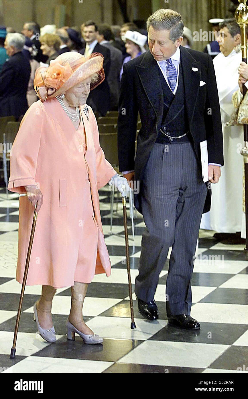 La Regina Madre con il Principe Carlo nella Cattedrale di St Paul a Londra, per il servizio di ringraziamento per commemorare il suo centesimo compleanno il 4/8/00. Foto Stock