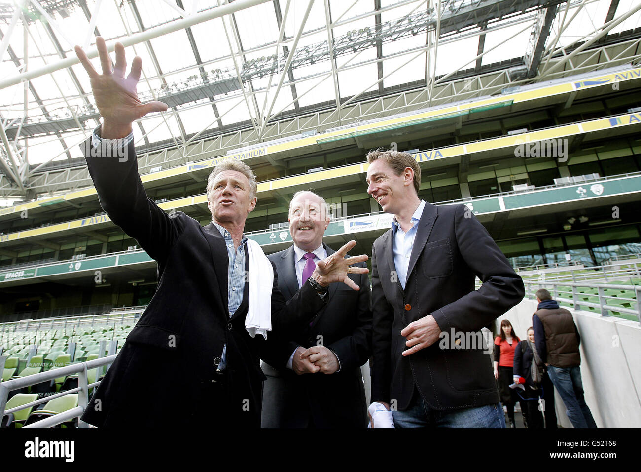 Il commissario del Garda Martin Callinan (al centro) si unisce alla leggenda dello sport irlandese Eamon Coughlan (a sinistra) e all'emittente televisiva RTE Ryan Tubridy, nello stadio Aviva di Dublino, per lanciare l'iniziativa "Great Garda Run 2012" in aiuto del nostro Lady's Children's Hospital di Crumlin. Foto Stock